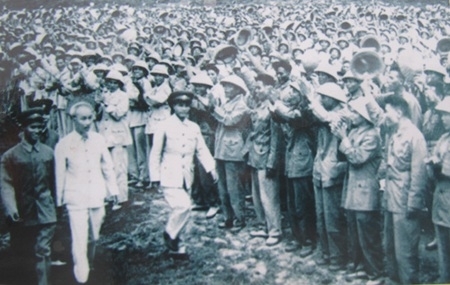 Ngày 16-12-1958: Chủ tịch Hồ Chí Minh tiếp nhận “Lá cờ chiến đấu” do Đoàn đại biểu Chính phủ lâm thời nước Cộng hòa Algeria trao tặng